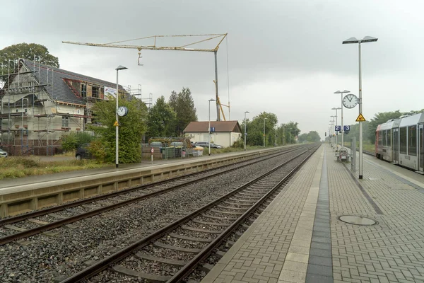 Železniční Stanice Vedle Stavby — Stock fotografie