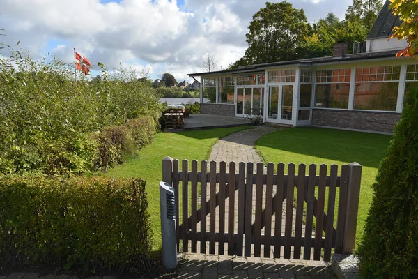 Een Klein Huis Met Gazon Poort Denemarken — Stockfoto