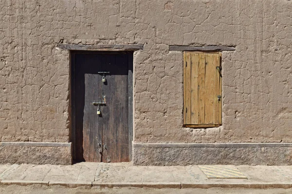 Antiguo Edificio Con Una Ventana Madera Puerta Entrada Oxidada —  Fotos de Stock