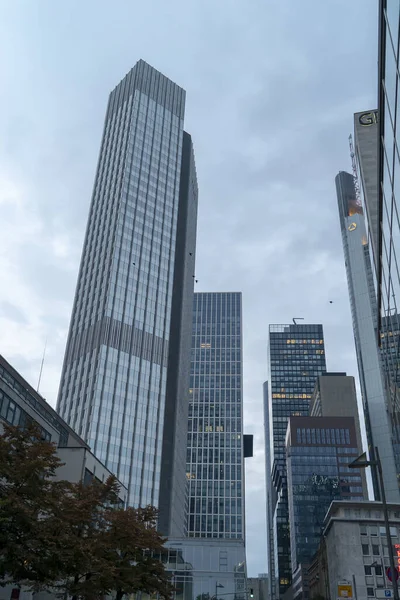 法兰克福 2021年10月21日 德国法兰克福摩天大楼在阴天的美丽景色 — 图库照片