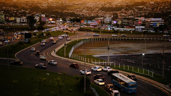 Eine Landschaft Aus Fahrzeugen Auf Modernen Autobahnen Umgeben Von Gebäuden — Stockfoto