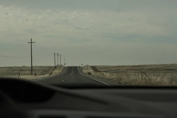 Camino Asfalto Campos Secos Bajo Cielo Sombrío Disparado Desde Parabrisas — Foto de Stock