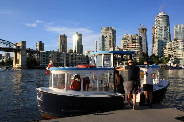Vancouver Canada Aug 2021 Люди Кораблі Проти Хмарочосів Ванкувері Британська — стокове фото