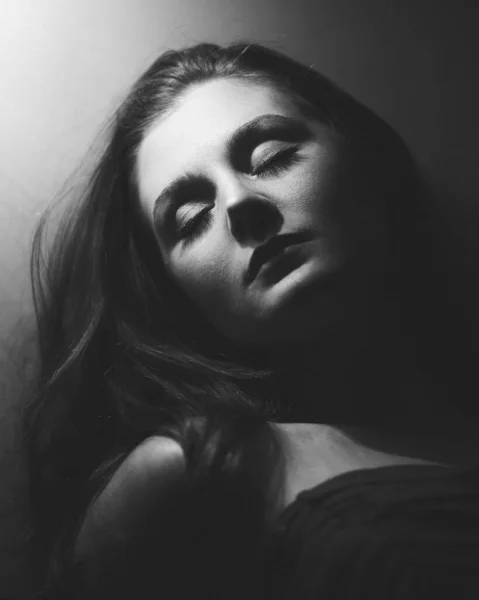 Portrait Niveaux Gris Une Femme Brune Mélancolique Dormant Sous Lampe — Photo
