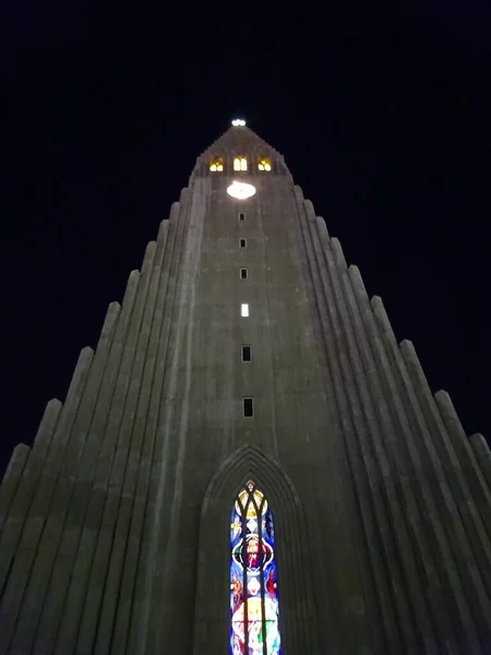 Eine Vertikale Tiefenaufnahme Einer Kathedrale Hallgrimskirkja Reykjavik Island Bei Nacht — Stockfoto
