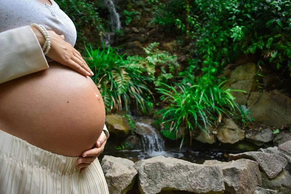 Kobieta Późnej Ciąży Dotyka Brzucha Stojącego Zewnątrz — Zdjęcie stockowe