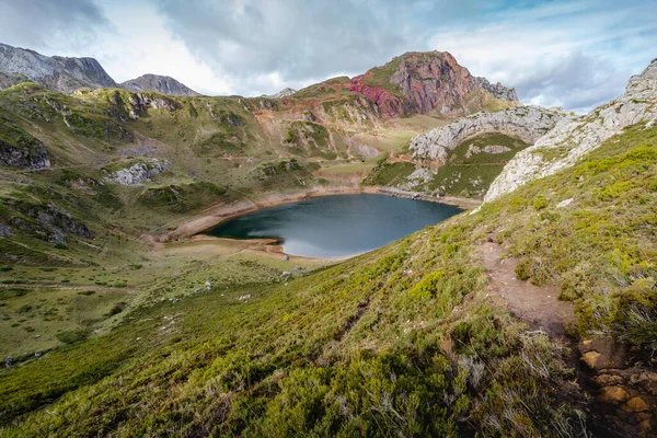 Die Grünen Berge Rund Den See Mit Dem Wolkenverhangenen Himmel — Stockfoto