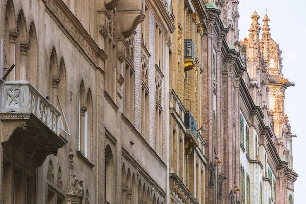Régi Erkélyes Lakóépületek Homlokzata Napközben Budapesten — Stock Fotó