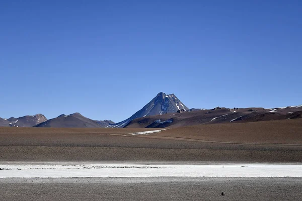 Krajobraz Słonymi Płaskowyżami Wulkanem Tle Pustynia Atacama Północne Chile — Zdjęcie stockowe