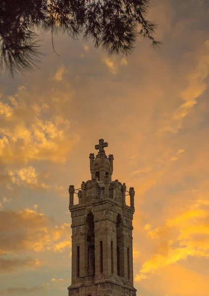 Eine Vertikale Aufnahme Eines Kirchturms Mit Kreuz Bei Malerischem Sonnenuntergang — Stockfoto