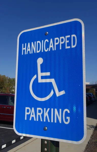 Ein Behindertenparkschild Gegen Den Blauen Himmel West Lafayette Indiana — Stockfoto