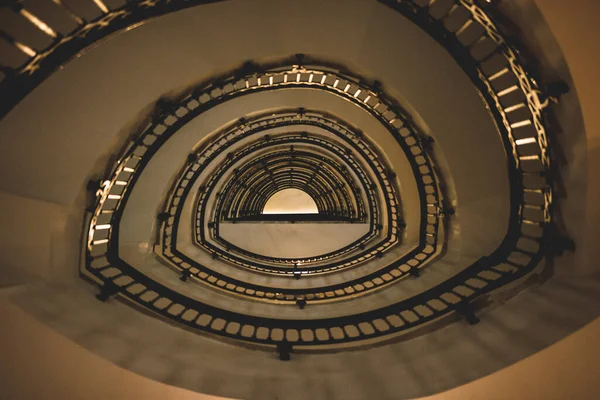 螺旋階段の低角度ショット — ストック写真