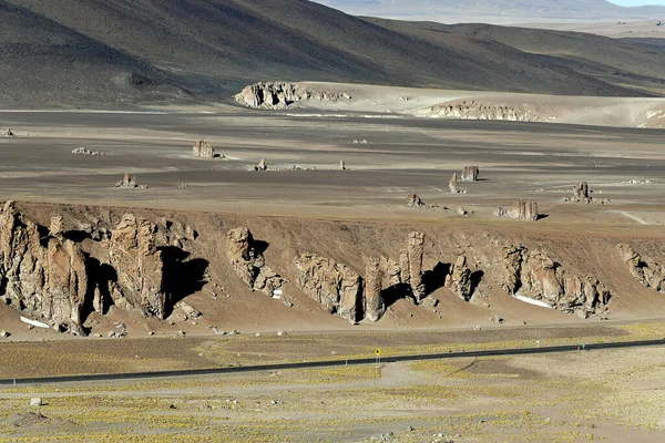 Μια Σειρά Από Πέτρινους Σχηματισμούς Στην Έρημη Περιοχή Της Atacama — Φωτογραφία Αρχείου