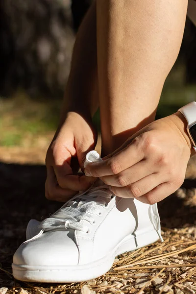 Una Selettiva Giovane Gamba Femminile Sportiva Legatura Dei Lacci — Foto Stock