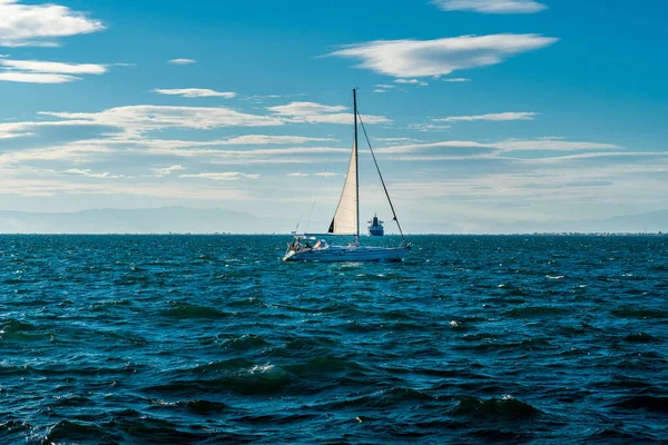 Sebuah Perahu Layar Berlayar Laut Yang Tenang Pada Siang Hari — Stok Foto