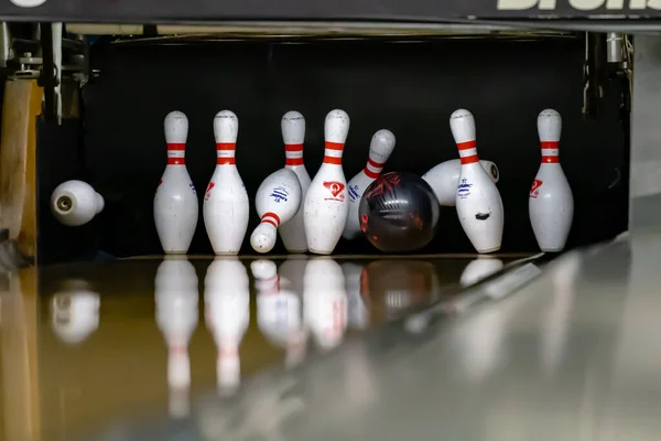 Bowling Salonunda Lobutlara Vuran Bir Bowling Topu — Stok fotoğraf