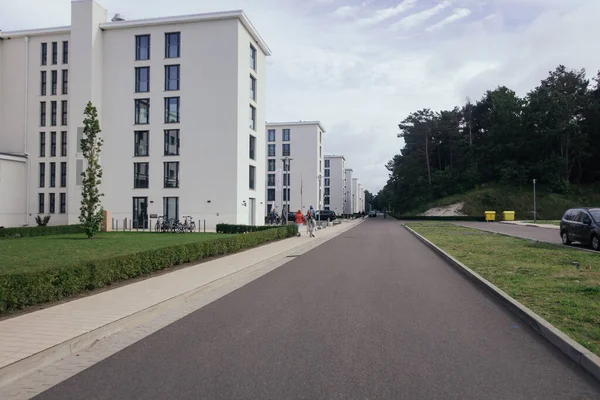 Binz Deutschland September 2021 Eine Landschaftsaufnahme Weißer Gebäude Fußgänger Und — Stockfoto
