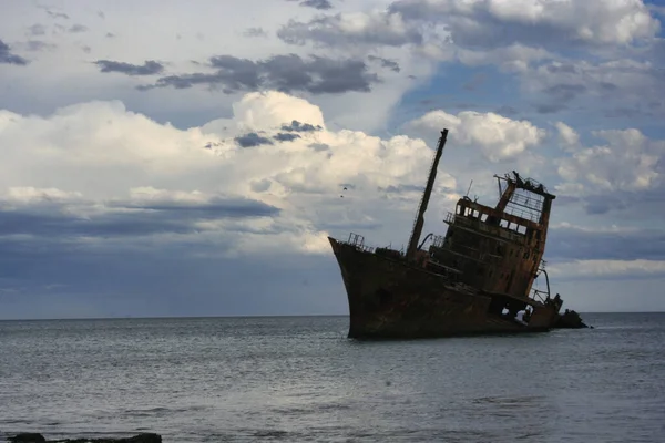 Viejo Barco Oxidado Mar Cielo Nublado — Foto de Stock