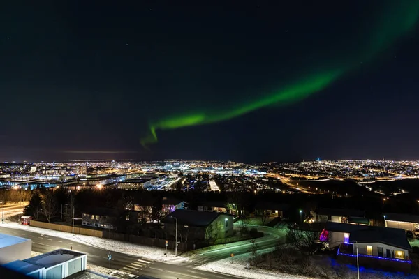 아이슬란드의 레이캬비크 상공에서 북극광을 집중적으로 비추는 — 스톡 사진