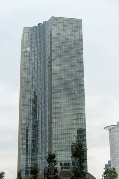 2021年10月21日 德国法兰克福 德国法兰克福一座高楼的垂直拍摄 在阴暗的天空下有玻璃墙 — 图库照片