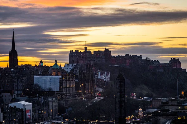 日落时英国苏格兰爱丁堡的城市景观 — 图库照片