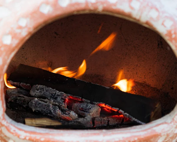 Fırında Parlayan Bir Ateşin Yakın Çekimi — Stok fotoğraf