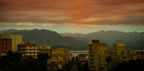 Una Vista Panorámica Los Edificios Residenciales Sobre Paisaje Montañoso —  Fotos de Stock