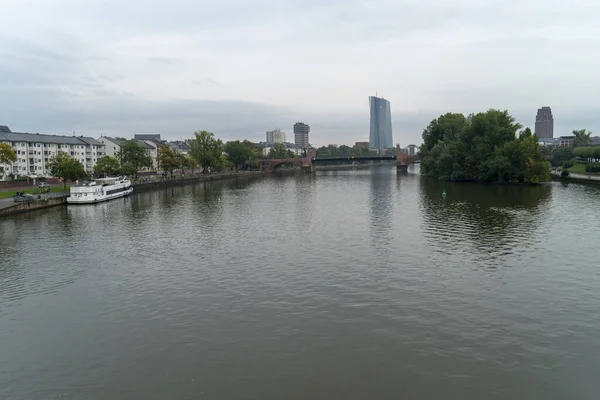 Frankfurt 德国法兰克福 2021年10月21日 德国美不胜收的河流和船只景观 — 图库照片