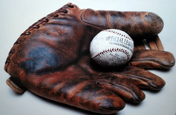 Primer Plano Guante Béisbol Con Una Pelota Aislada Sobre Fondo — Foto de Stock