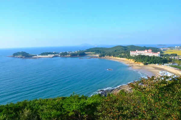 在韩国Byeonsan Bando国家公园的山上 一张美丽的海滩照片和一座白色建筑 — 图库照片