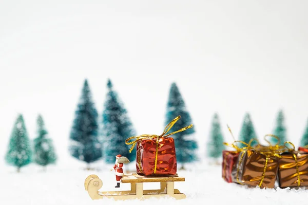 Papai Noel Miniatura Uma Paisagem Nevada Trenó Com Presentes — Fotografia de Stock