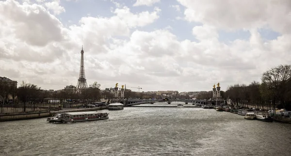 Bridge Alexandre Third Boats Eiffel Tower Background Gloomy Day — Stock Photo, Image