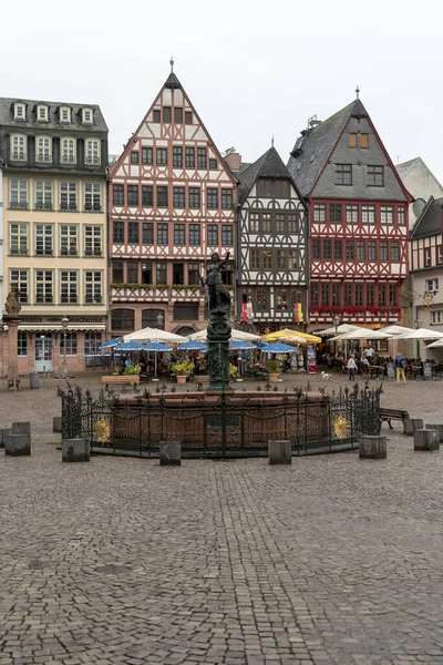 Frankfurt Alemanha Outubro 2021 Tiro Vertical Belos Edifícios Uma Praça — Fotografia de Stock