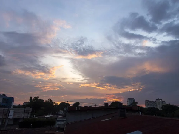 Una Puesta Sol Escénica Sobre Edificios Residenciales —  Fotos de Stock