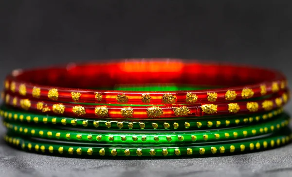 白い背景に金色のドットを持つ赤と緑のガラスのブレスレット バングル のクローズアップショット — ストック写真