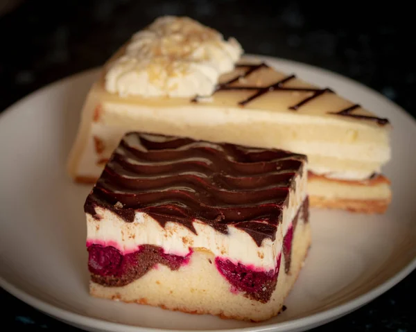 Des Morceaux Délicieux Gâteaux Avec Crème Sur Assiette — Photo