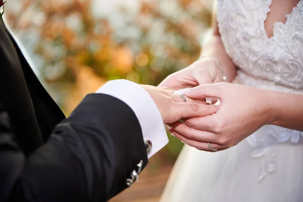 Nevěsta Nosí Snubní Prsten Ženichově Ruce — Stock fotografie