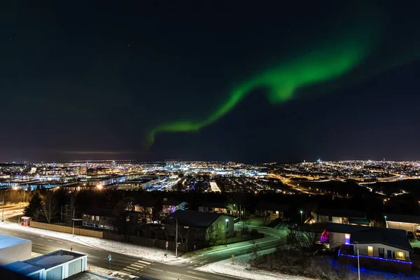 アイスランドのレイキャヴィークの北の光の魅惑的なショット — ストック写真