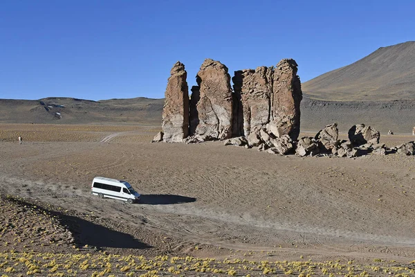 在智利安托法加斯塔国家保护区开车的小巴 背景是巨大的岩石和小山的风景 — 图库照片