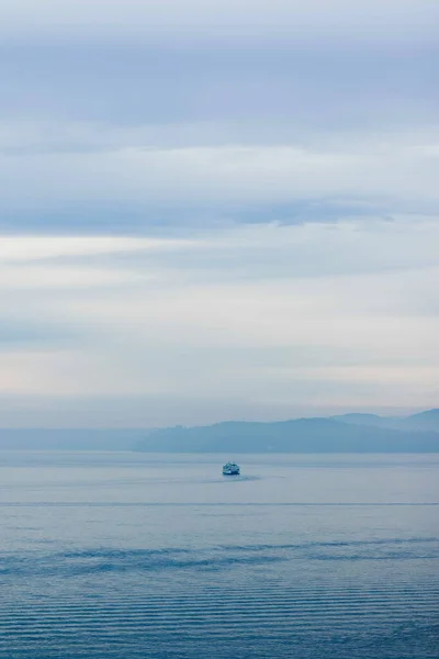 Een Verticaal Shot Van Ferry Van Northwest Pacific Tijdens Zonsondergang — Stockfoto