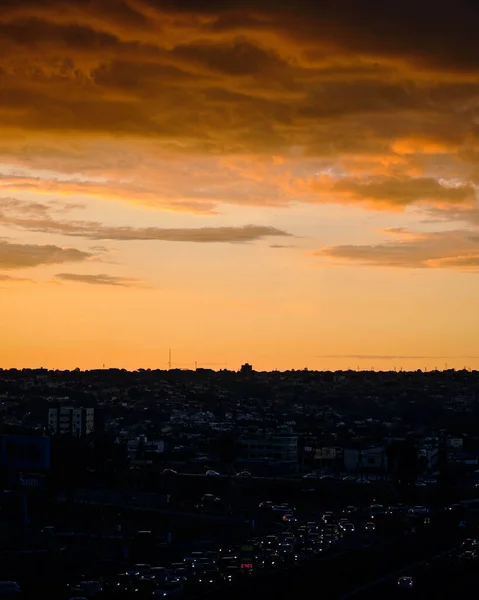 Uma Silhueta Vertical Uma Cidade Moderna Durante Pôr Sol Noite — Fotografia de Stock