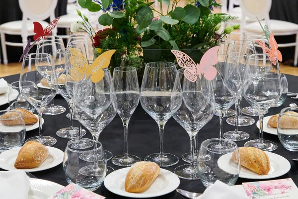 Primer Plano Decoración Mesa Boda Con Mariposas —  Fotos de Stock