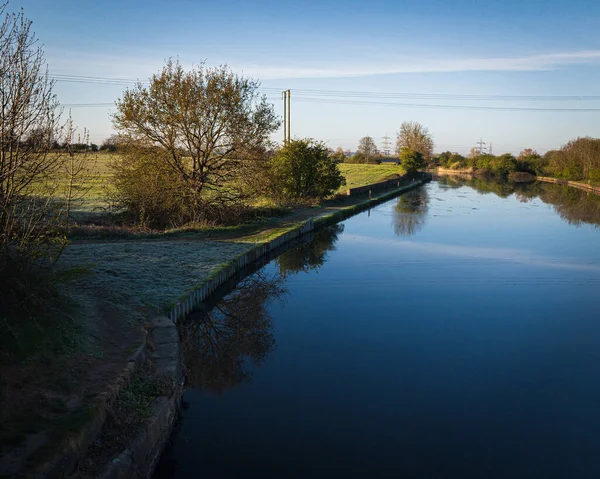 Uma Vista Canal Água Campo Outono — Fotografia de Stock
