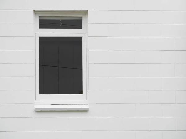 Pohled Rozdělené Svislé Okno Markýzy Zdi Bílých Cihel — Stock fotografie
