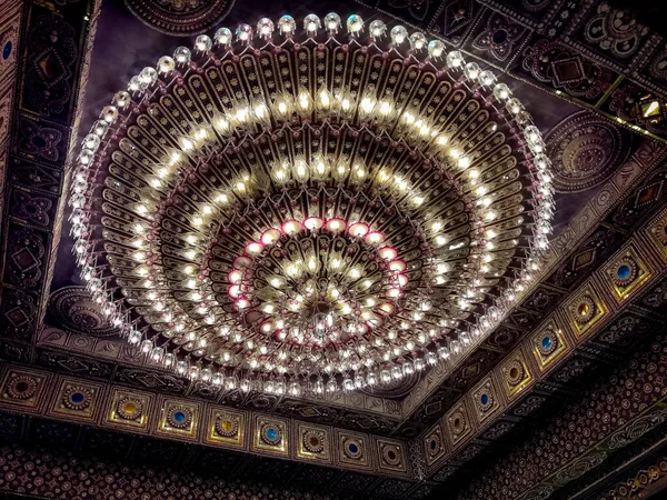 印度丹巴德 2021年10月26日 印度丹巴德天花板上一个明亮奢华的吊灯 — 图库照片