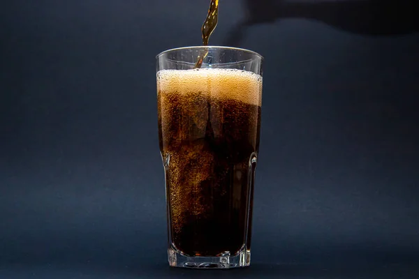 Свежий Напиток Колы Стакане Темном Фоне — стоковое фото