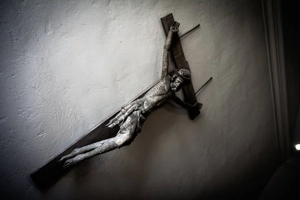 Una Croce Legno Con Figura Gesù Cristo Crocifisso Fissato Muro — Foto Stock