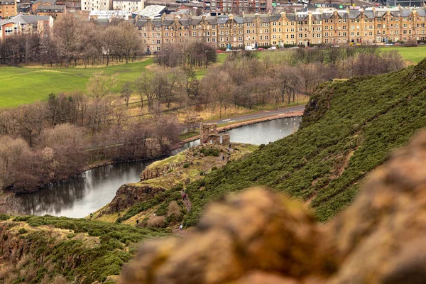 Río Rodeado Árboles Edificios Edimburgo Escocia Reino Unido — Foto de Stock
