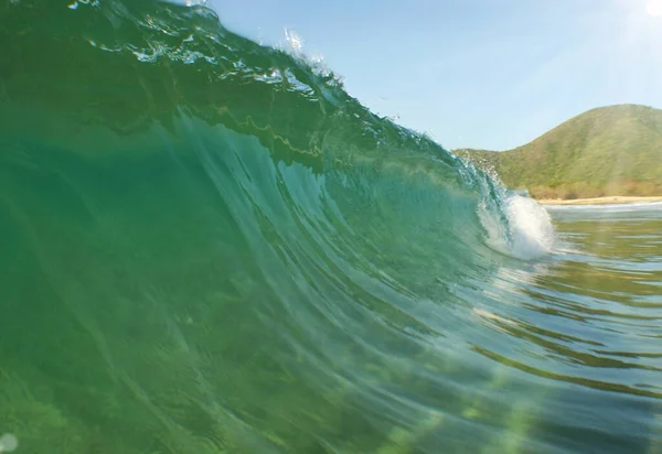 Una Ola Mar Ascenso Con Reflejo Los Rayos Del Sol — Foto de Stock