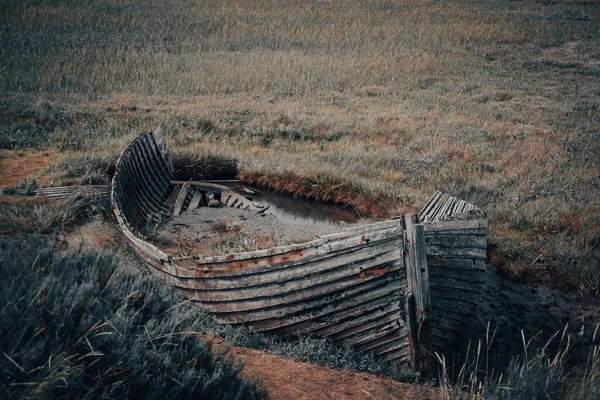 Egy Közeli Kép Egy Öreg Viharvert Hajóról Ami Mohával Benőtt — Stock Fotó